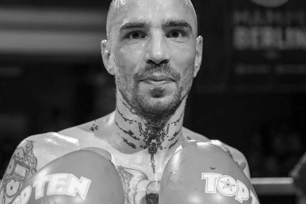 Boxtrainer Andy Schmidt mit Boxhandschuhen, MOVISION Fight Cave Berlin